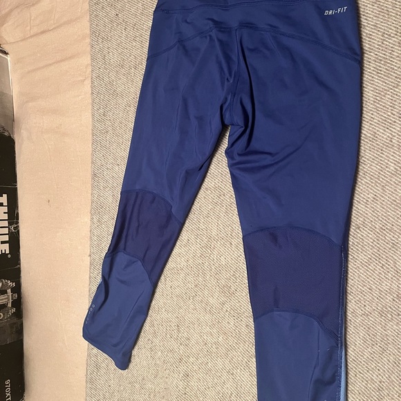Women’s Nike cropped leggings size small - Picture 2 of 2